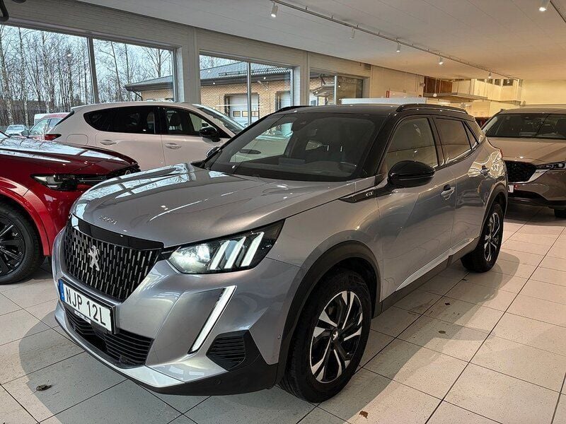 Grå artense metallic Begagnad 2023 Peugeot 2008 GTi SUV | 259 500 kr (Lite dyr) - Bild 1/3