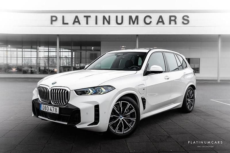 Vit Begagnad 2023 BMW X5 M Sport SUV | 859 000 kr (Marknadspris) - Bild 1/4