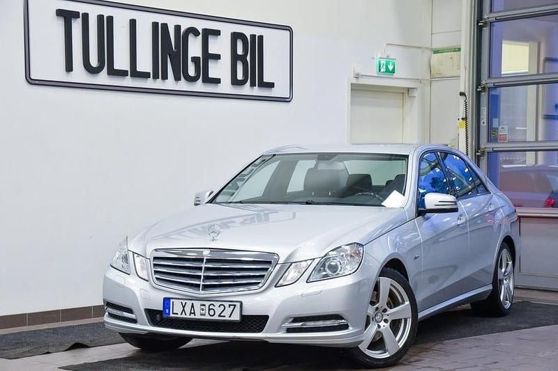 Silver Begagnad 2011 Mercedes E200 Classic Sedan | 129 900 kr (Bra pris) - Bild 1/4