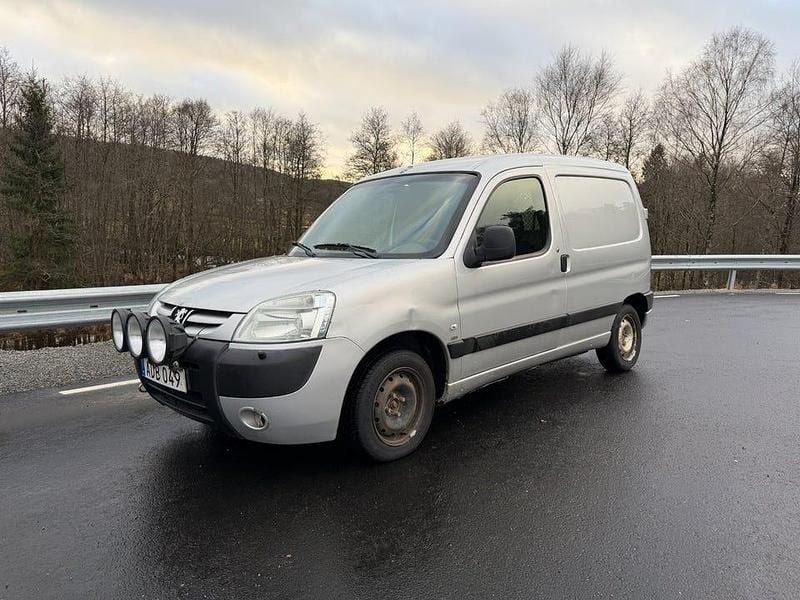 Grå Begagnad 2007 Peugeot Partner Minibuss | 18 900 kr (Marknadspris) - Bild 1/4