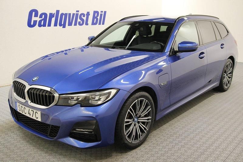 Blå (portimao blå metallic) Begagnad 2022 BMW 330e M Sport Kombi | 355 000 kr (Dyr) - Bild 1/4