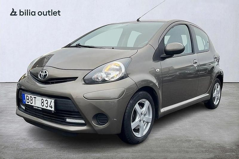 Brun Begagnad 2013 Toyota Aygo Halvkombi | 64 900 kr (Marknadspris) - Bild 1/3