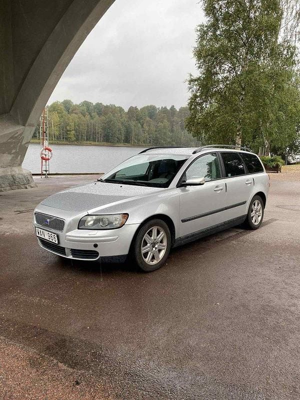 Grå Begagnad 2005 Volvo V50 Kombi | 30 000 kr (Marknadspris) - Bild 1/4