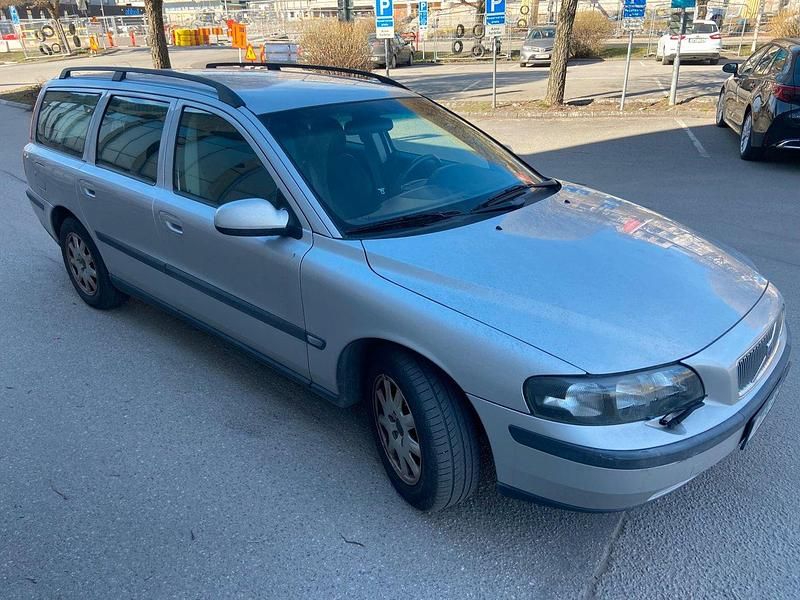 Ljusgrå (grå) Begagnad 2002 Volvo V70 Kombi | 75 000 kr - Bild 1/4