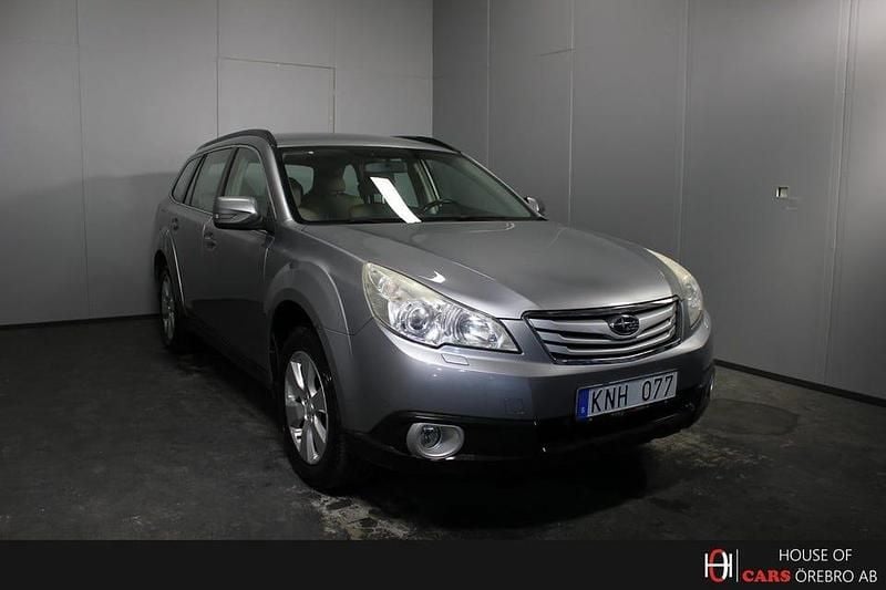 Silver Begagnad 2010 Subaru Outback Kombi | 104 900 kr (Marknadspris) - Bild 1/4