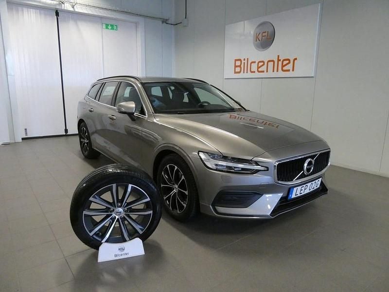 Grå Begagnad 2021 Volvo V60 Kombi | 299 900 kr (Marknadspris) - Bild 1/3