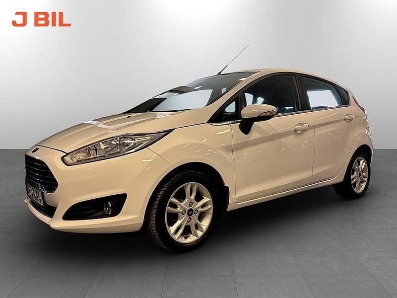 Begagnad Ford Fiesta Titanium 101 HK (74 kW) 2016 Vit Halvkombi