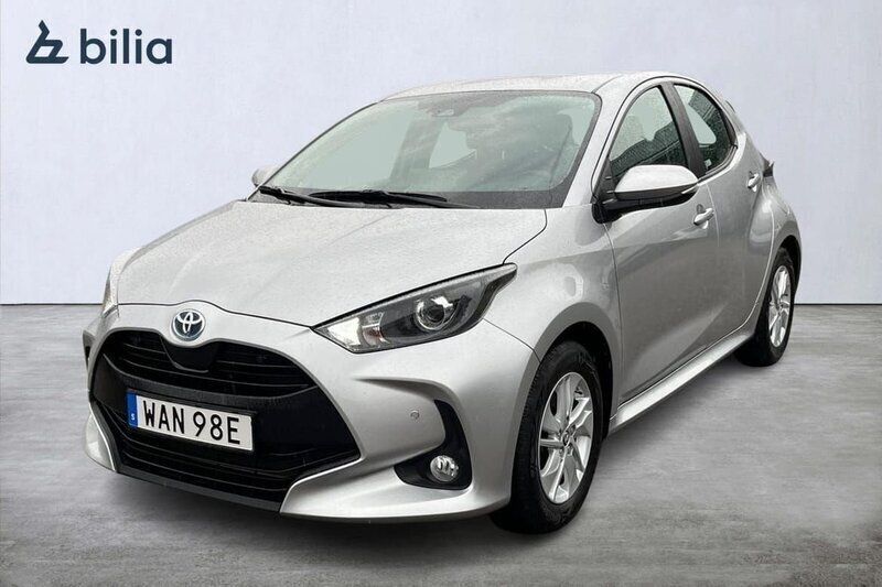 Silver Begagnad 2023 Toyota Yaris Hybrid Active Halvkombi | 229 900 kr (Marknadspris) - Bild 1/4