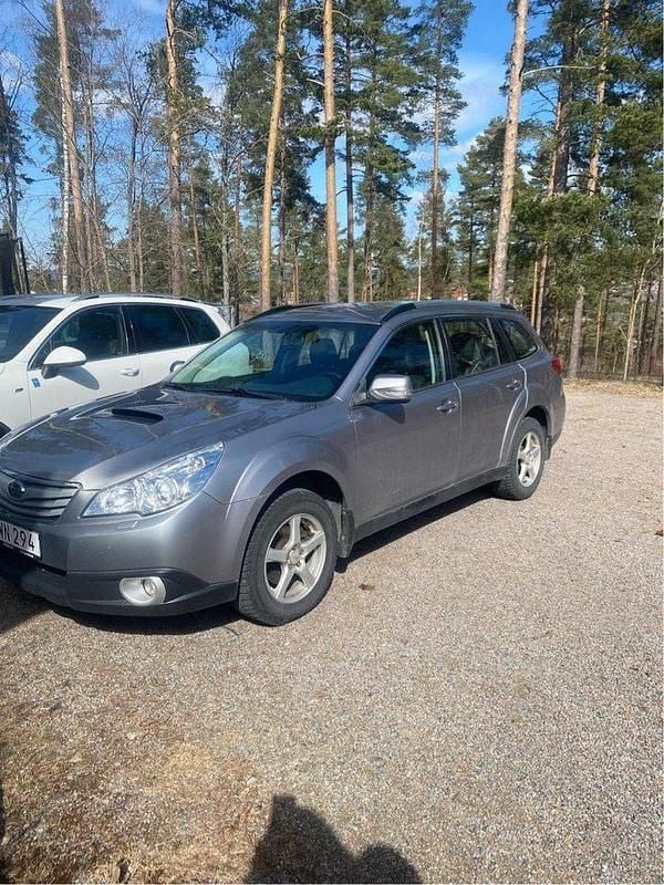 Silver Begagnad 2010 Subaru Outback Kombi | 52 000 kr (Marknadspris) - Bild 1/4