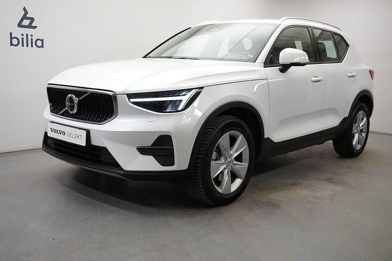 Vit Begagnad 2023 Volvo XC40 Core SUV | 349 900 kr (Marknadspris) - Bild 1/3