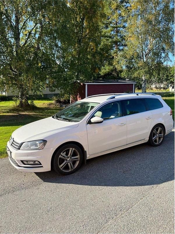 Vit Begagnad 2013 VW Passat R-line Kombi | 60 000 kr (Marknadspris) - Bild 1/4
