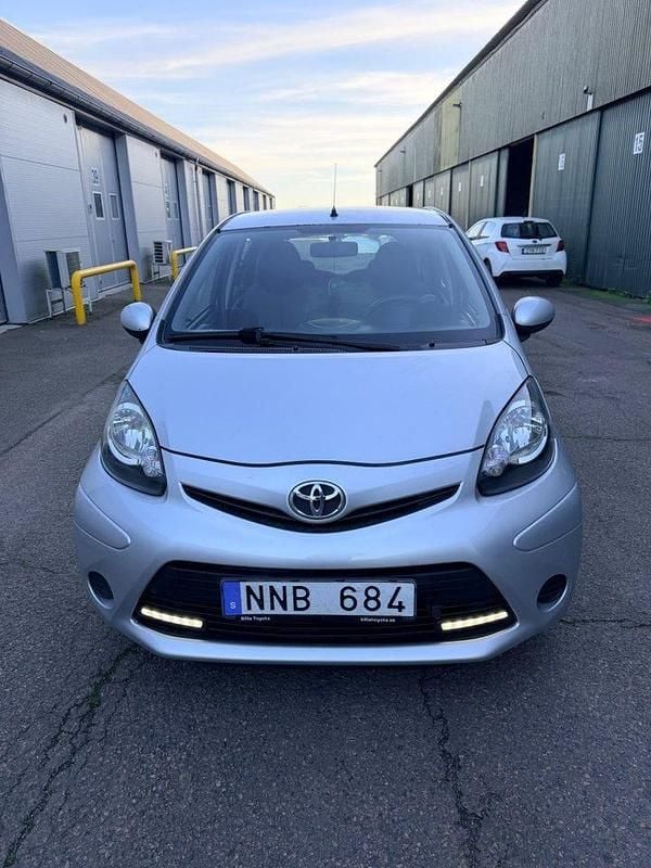 Silver Begagnad 2012 Toyota Aygo Halvkombi | 35 000 kr (Bra pris) - Bild 1/4