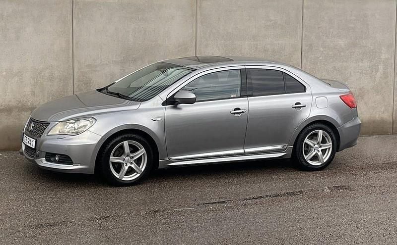 Silver Begagnad 2010 Suzuki Kizashi Sedan | 119 500 kr - Bild 1/4