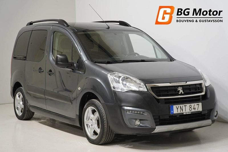 Mörkgrå Begagnad 2017 Peugeot Partner Tepee Minibuss | 99 900 kr (Marknadspris) - Bild 1/3