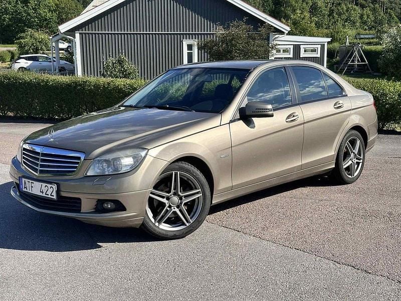 Brun Begagnad 2009 Mercedes C200 Sedan | 45 000 kr (Superpris) - Bild 1/4