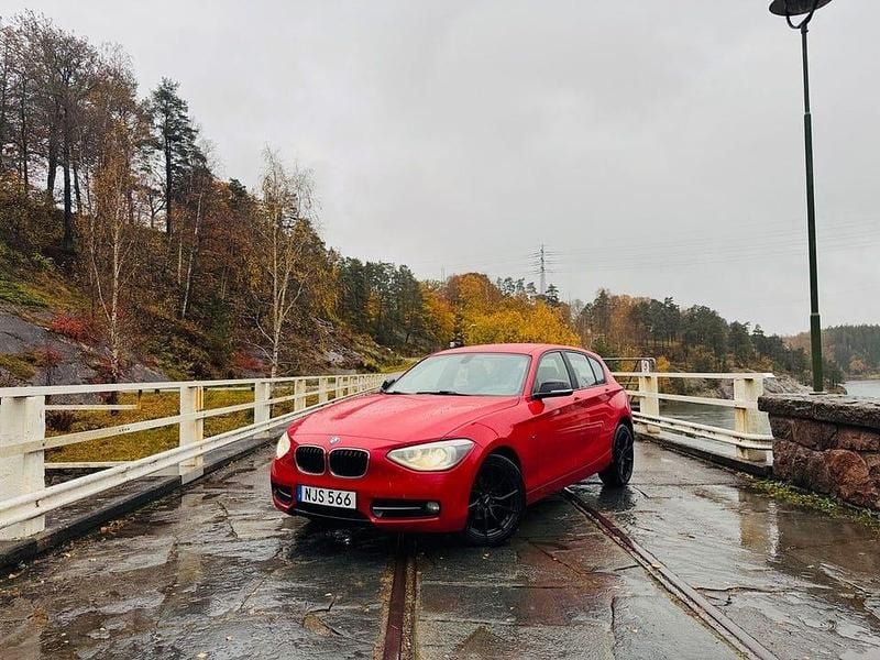 Röd Begagnad 2014 BMW 118 Sport Line Halvkombi | 99 500 kr (Bra pris) - Bild 1/4