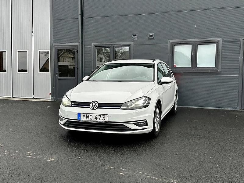 Vit Begagnad 2017 VW Golf VII Kombi | 110 000 kr (Marknadspris) - Bild 1/4