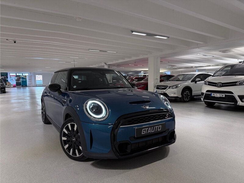 Blå Begagnad 2021 Mini Cooper S Halvkombi | 289 900 kr (Marknadspris) - Bild 1/3