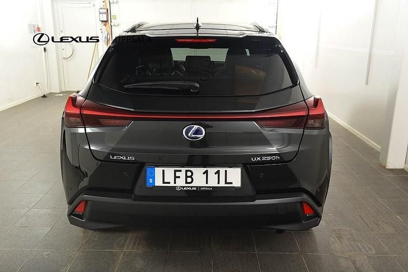 Begagnad Lexus UX 250h Sport Line 152 HK (111 kW) 2022 Svart SUV