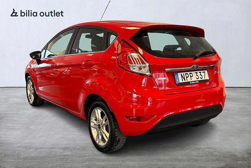 Begagnad Ford Fiesta Titanium 101 HK (74 kW) 2016 Röd Halvkombi