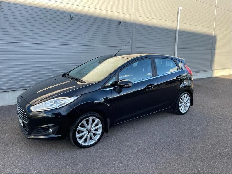 Svart Begagnad 2016 Ford Fiesta Titanium Halvkombi | 61 500 kr (Bra pris) - Bild 1/4