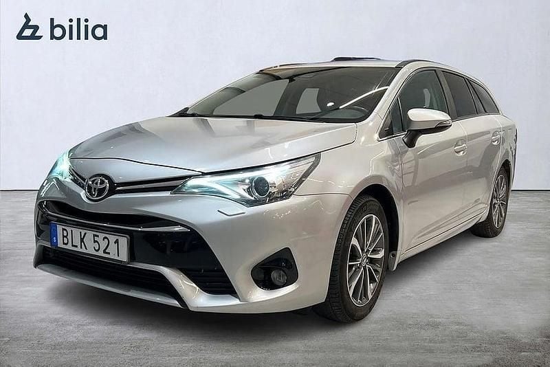 Silver Begagnad 2015 Toyota Avensis Active Kombi | 149 900 kr (Marknadspris) - Bild 1/3