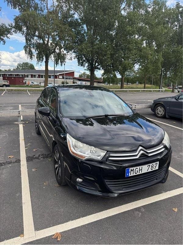 Svart Begagnad 2011 Citroën C4 Halvkombi | 41 500 kr (Marknadspris) - Bild 1/4