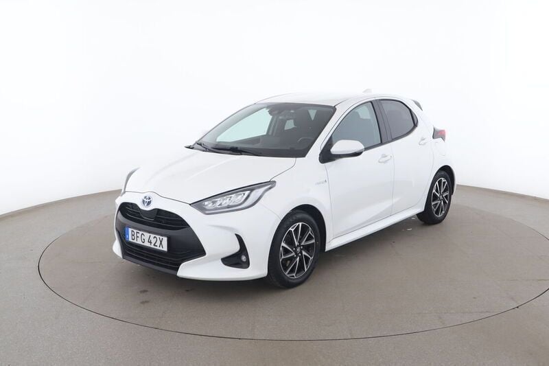 Vit Begagnad 2021 Toyota Yaris Hybrid Active | 215 000 kr (Bra pris) - Bild 1/4
