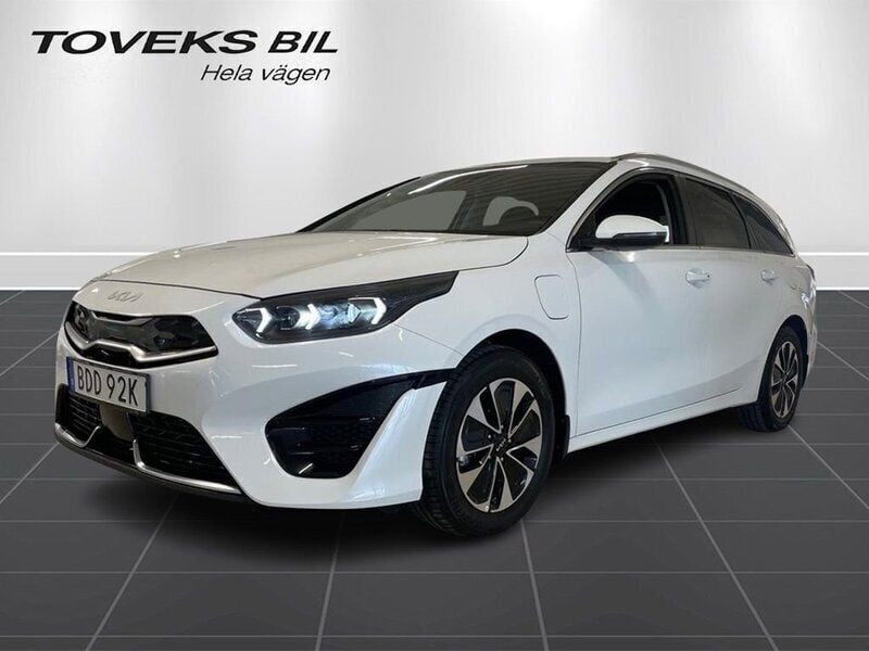 Vit Begagnad 2023 Kia Ceed Kombi | 319 000 kr (Dyr) - Bild 1/4