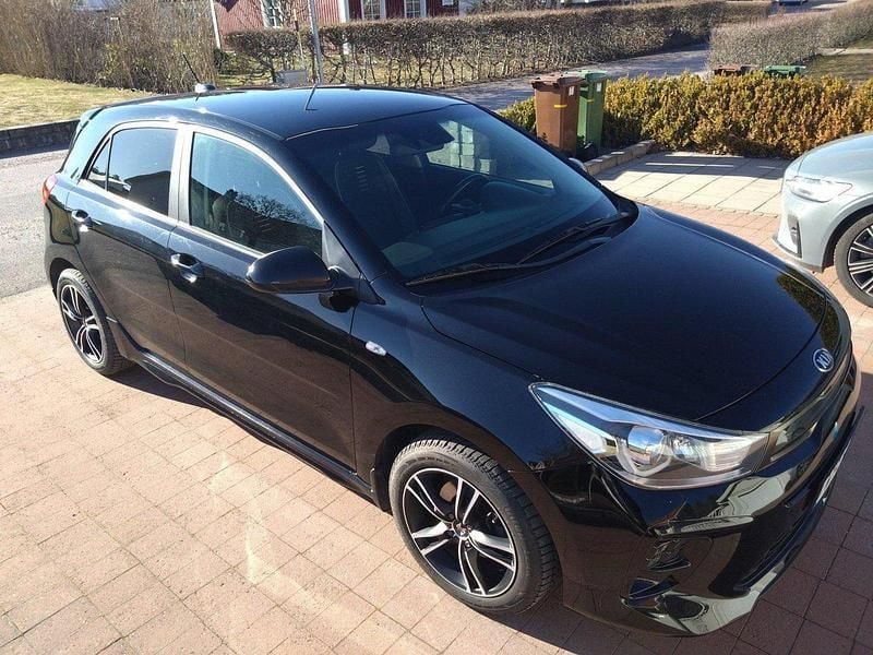 Svart Begagnad 2018 Kia Rio GT-Line Halvkombi | 159 000 kr (Marknadspris) - Bild 1/4