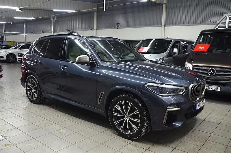 Grå Begagnad 2018 BMW X5 Sport Line SUV | 669 900 kr (Marknadspris) - Bild 1/4