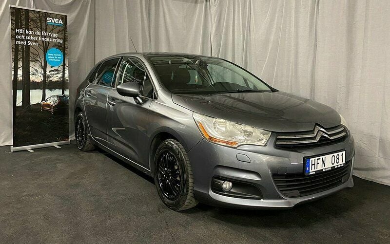 Grå Begagnad 2011 Citroën C4 Halvkombi | 54 900 kr (Marknadspris) - Bild 1/4