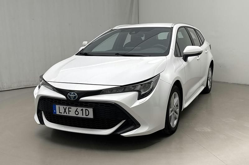 Vit Begagnad 2022 Toyota Corolla Active | 250 000 kr - Bild 1/4