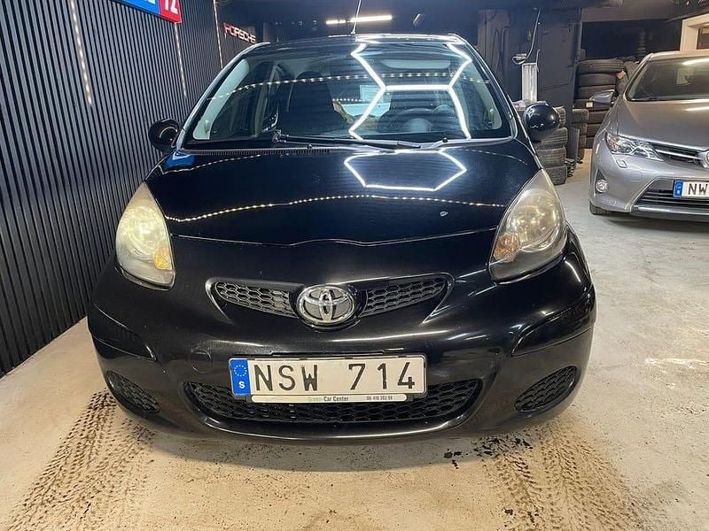 Begagnad Toyota Aygo 68 HK (50 kW) 2010 Svart Halvkombi
