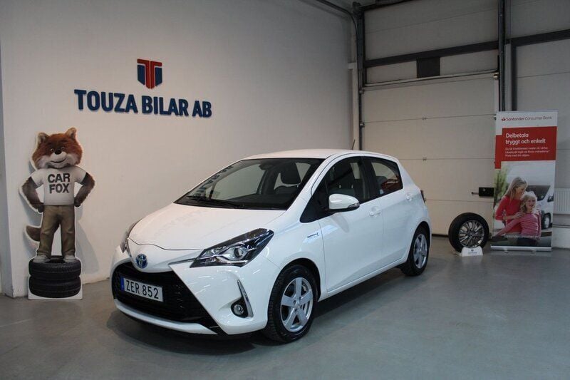 Vit Begagnad 2018 Toyota Yaris Hybrid Halvkombi | 159 900 kr (Bra pris) - Bild 1/4