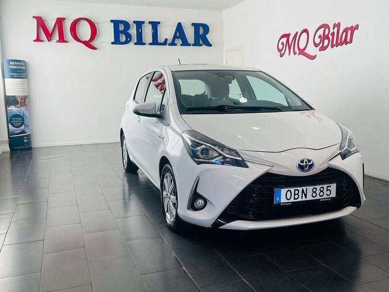Vit Begagnad 2018 Toyota Yaris Hybrid Active Halvkombi | 109 900 kr (Marknadspris) - Bild 1/4