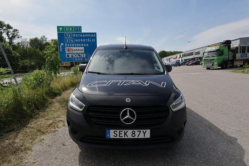 Svart Begagnad 2024 Mercedes Citan 110 Minibuss | 299 000 kr (Marknadspris) - Bild 1/4