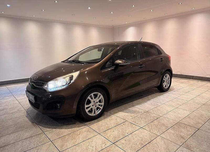 Brun Begagnad 2012 Kia Rio Halvkombi | 59 900 kr (Marknadspris) - Bild 1/4