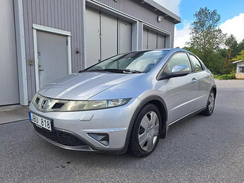 Silver Begagnad 2009 Honda Civic Halvkombi | 37 900 kr (Marknadspris) - Bild 1/4