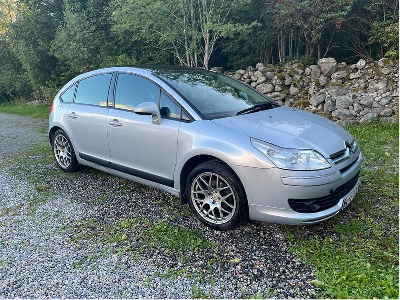 Silver Begagnad 2005 Citroën C4 Exclusive Halvkombi | 28 000 kr (Marknadspris) - Bild 1/4