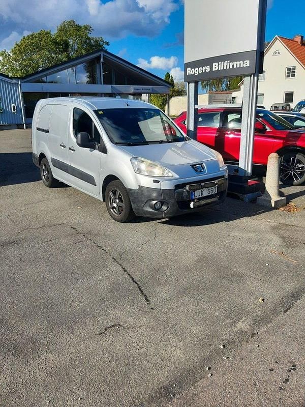 Ljusgrå (grå) Begagnad 2011 Peugeot Partner Minibuss | 49 900 kr (Lite dyr) - Bild 1/4