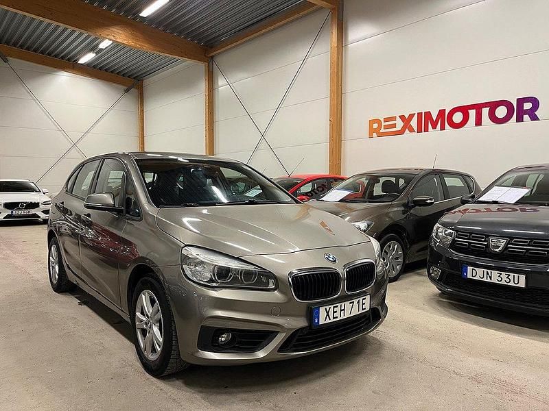 Ljusbrun (brun) Begagnad 2017 BMW 220 Active Tourer Advantage Minibuss | 144 900 kr - Bild 1/4