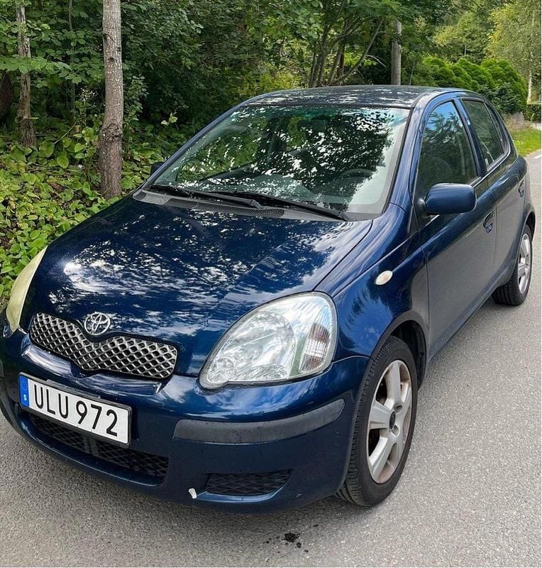Blå Begagnad 2003 Toyota Yaris Halvkombi | 22 000 kr (Marknadspris) - Bild 1/4