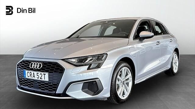 Florettsilver metallic Begagnad 2024 Audi A3 Sportback e-tron Proline Sedan | 339 000 kr (Bra pris) - Bild 1/4