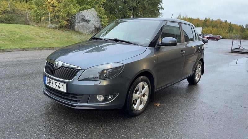 Silver Begagnad 2015 Skoda Fabia Halvkombi | 84 900 kr (Marknadspris) - Bild 1/4