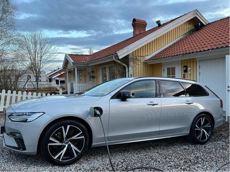 Silver Begagnad 2023 Volvo V90 Plus Kombi | 445 000 kr (Marknadspris) - Bild 1/4