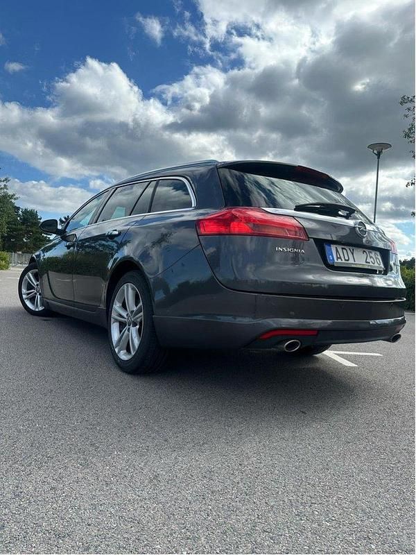 Grå Begagnad 2012 Opel Insignia Kombi | 65 000 kr (Bra pris) - Bild 1/4