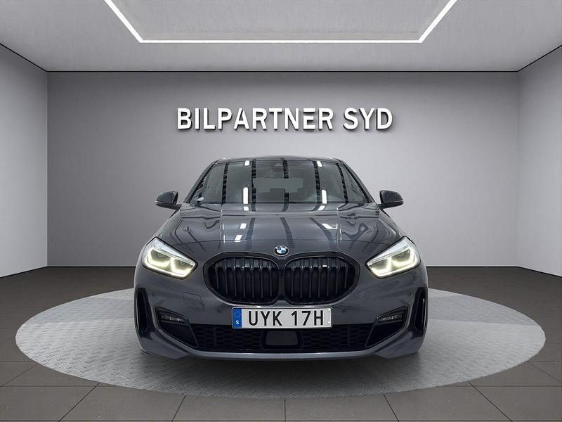 Grå Begagnad 2021 BMW 118 M Sport Halvkombi | 319 900 kr - Bild 1/4