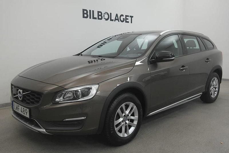 Brun Begagnad 2015 Volvo V60 CC Business Edition Kombi | 184 900 kr (Marknadspris) - Bild 1/4