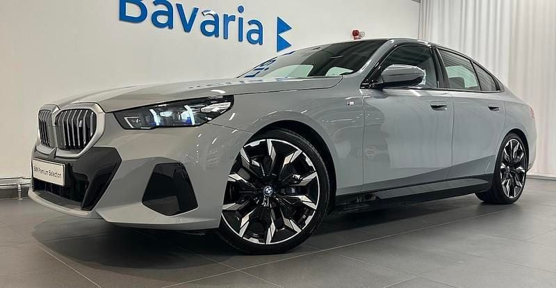 Grå Begagnad 2024 BMW i5 Comfort Edition Sedan | 646 700 kr - Bild 1/4